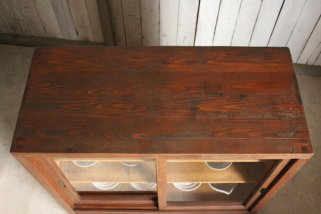 uym　古く味のある木製のガラス戸棚　引き出し2杯