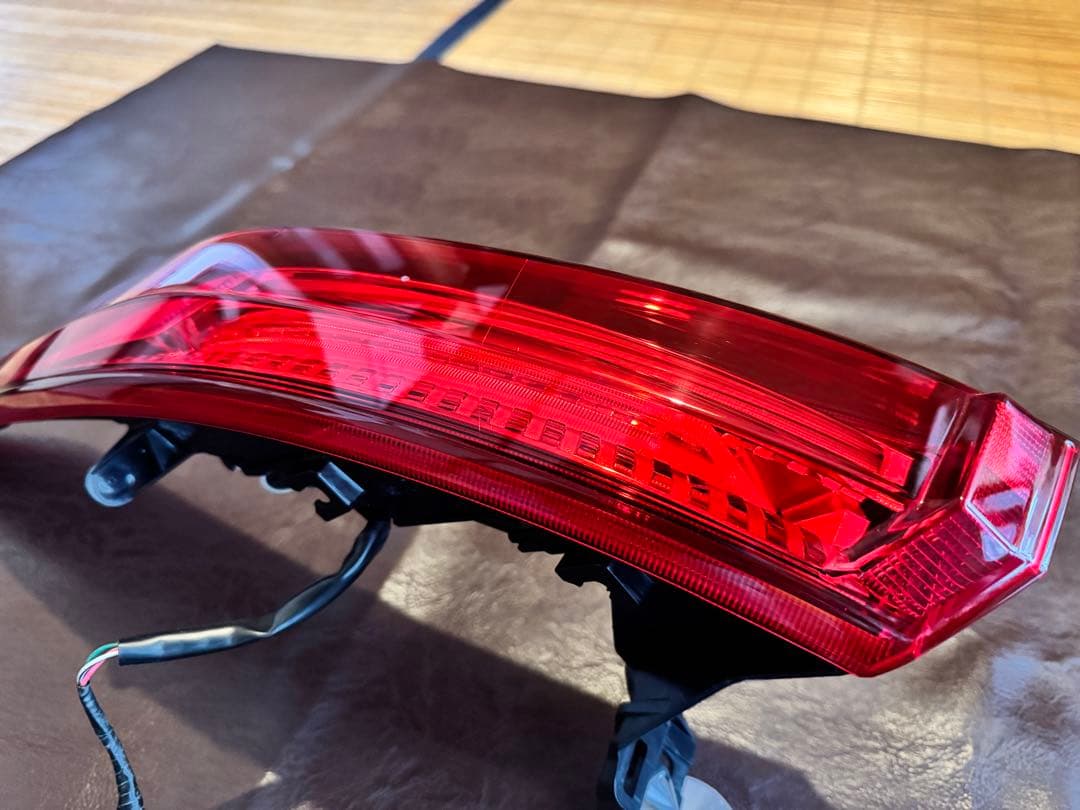 【美品・送料込み】80ハリアー　ハイブリッドZ純正　テールランプ　ブレーキランプ