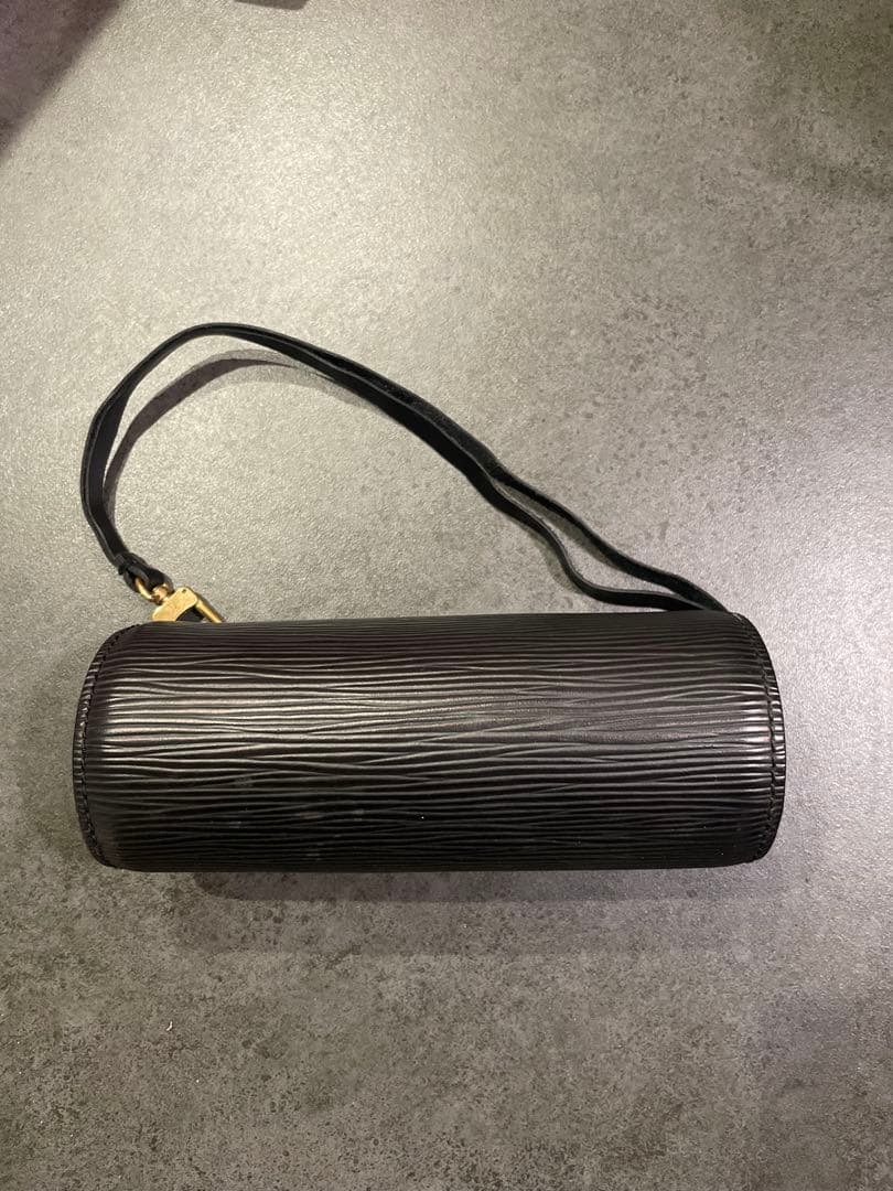 LOUIS VUITTON エピレザー シリンダー型ミニポーチ