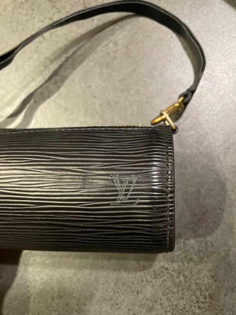LOUIS VUITTON エピレザー シリンダー型ミニポーチ