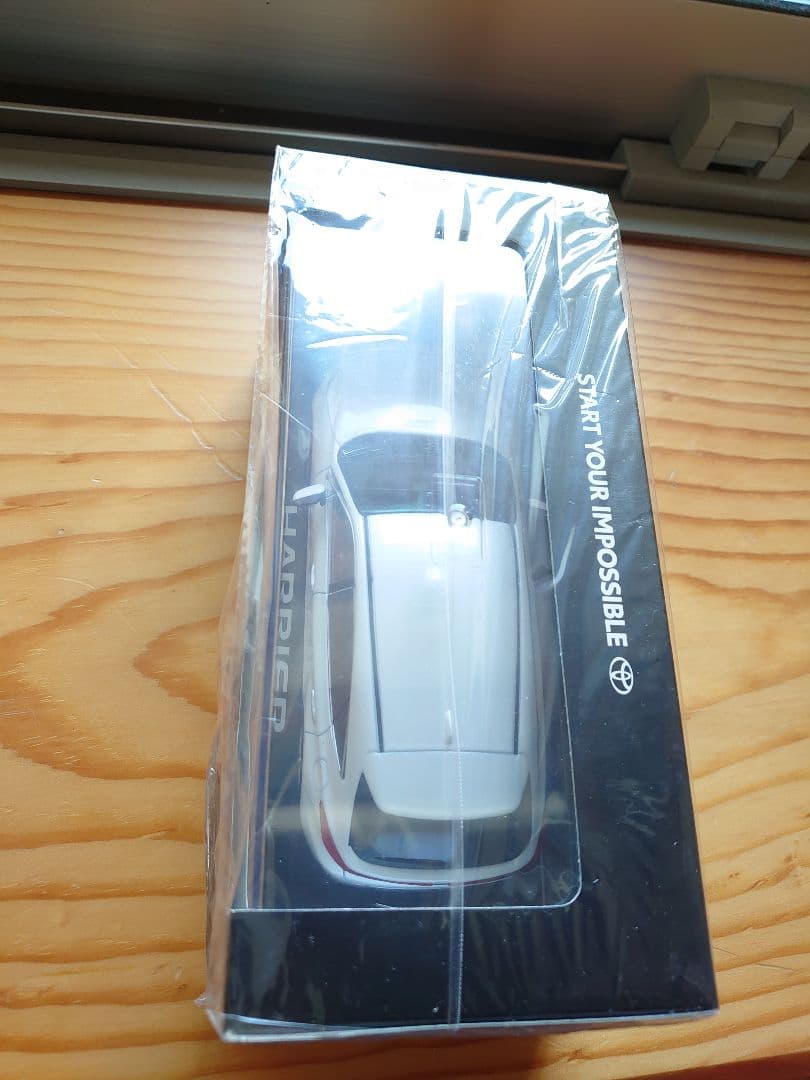 美品【新品】ハリアー　ホワイトパール　カラーサンプル　ミニカー