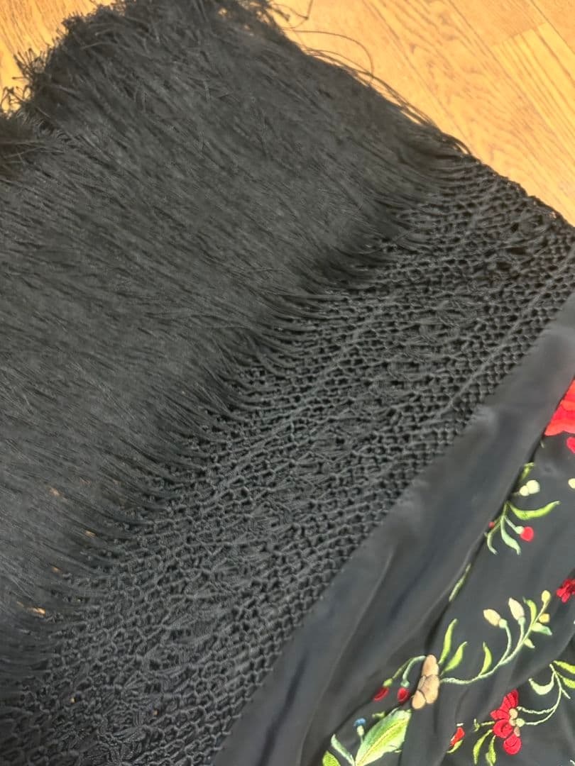 フラメンコ衣装 大判マントン 花柄刺繍 黒地 フリンジ付