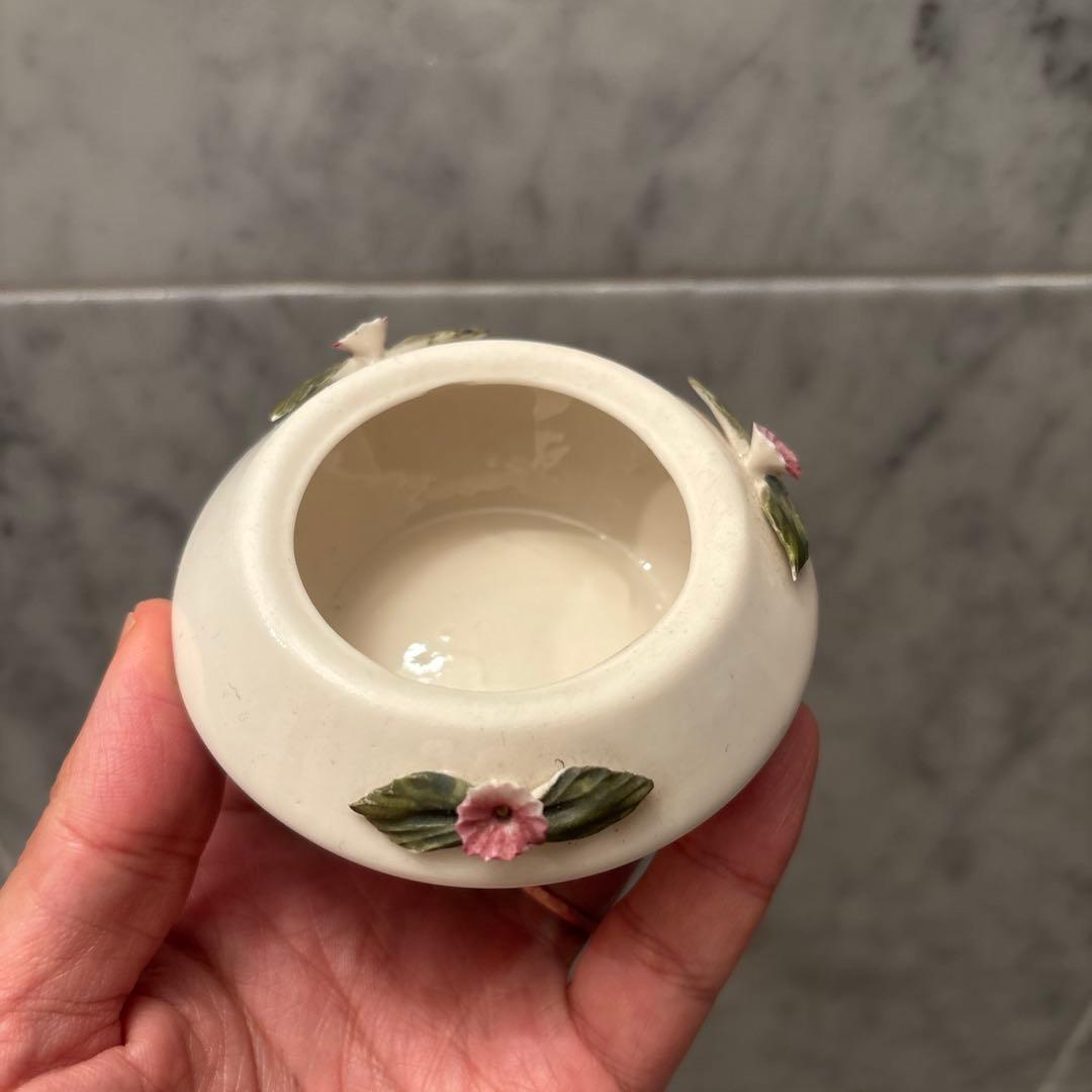 イタリアナポリ王室御用達カポディモンテ バラ細工がエレガントな花器 花瓶 花器