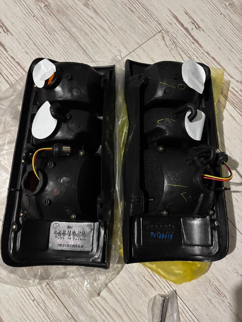 トヨタ　ランクル80 新品　社外LED3色テール