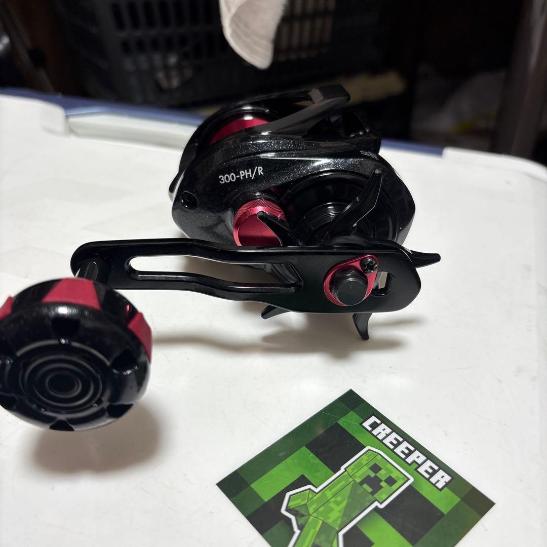 タコリール両軸リール 300-PH/R 黒/ピンク