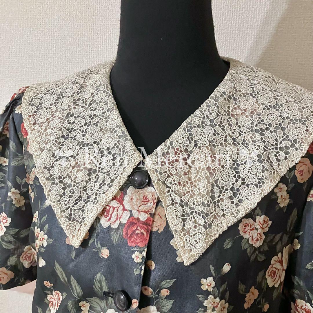 グレイッシュネイビー ベルト有 薔薇柄 レース襟のパフ袖ワンピース