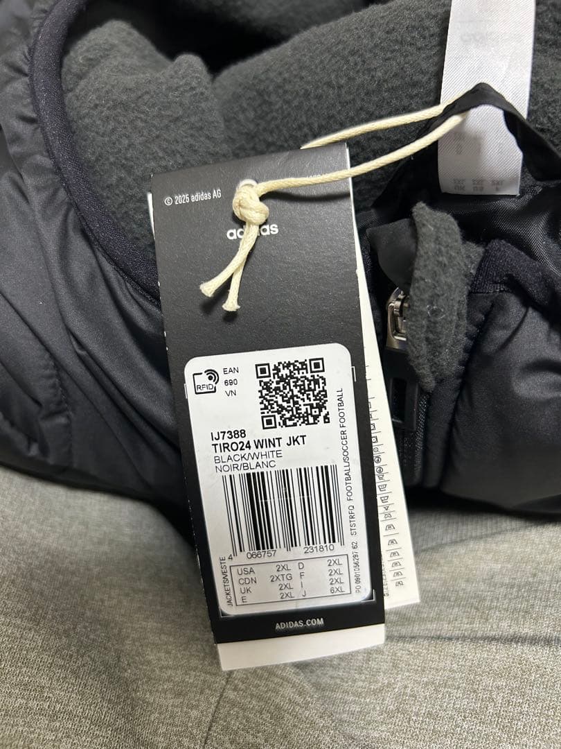 【新品タグ付き】アディダスTiroウインタージャケットUS2XL(JP6XL)