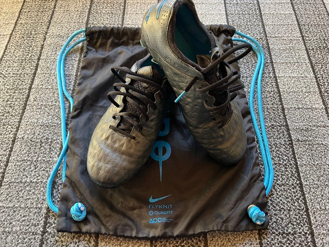 サッカースパイク ティエンポレジェンド8 エリートFG 26.0cm 収納袋付き