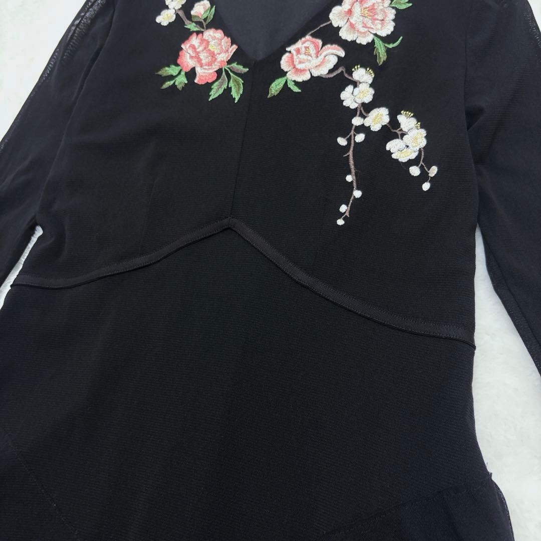 美品♡ヴィヴィアンタム 刺繍ワンピース 花柄刺繍 Vネックフレア