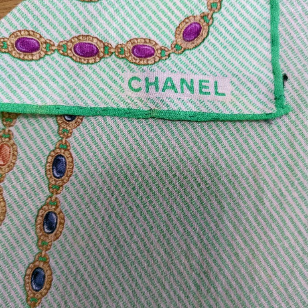 CHANEL シルクスカーフ 緑色 宝石模様