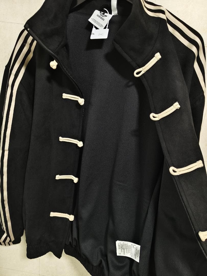 新品 adidasアディダス 中国限定 蛇年 ブラックジャケット サイズ2XL