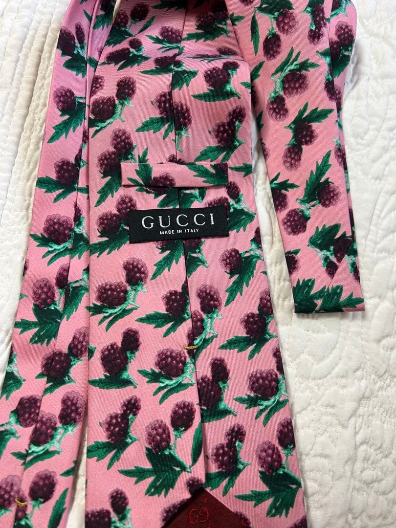 イタリア製　GUCCI ピンクカラーラズベリー柄　ネクタイ　シルク