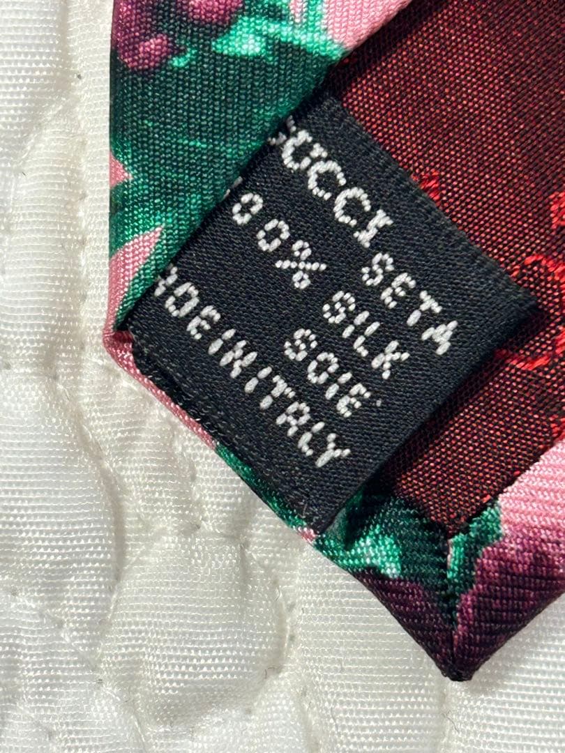 イタリア製　GUCCI ピンクカラーラズベリー柄　ネクタイ　シルク