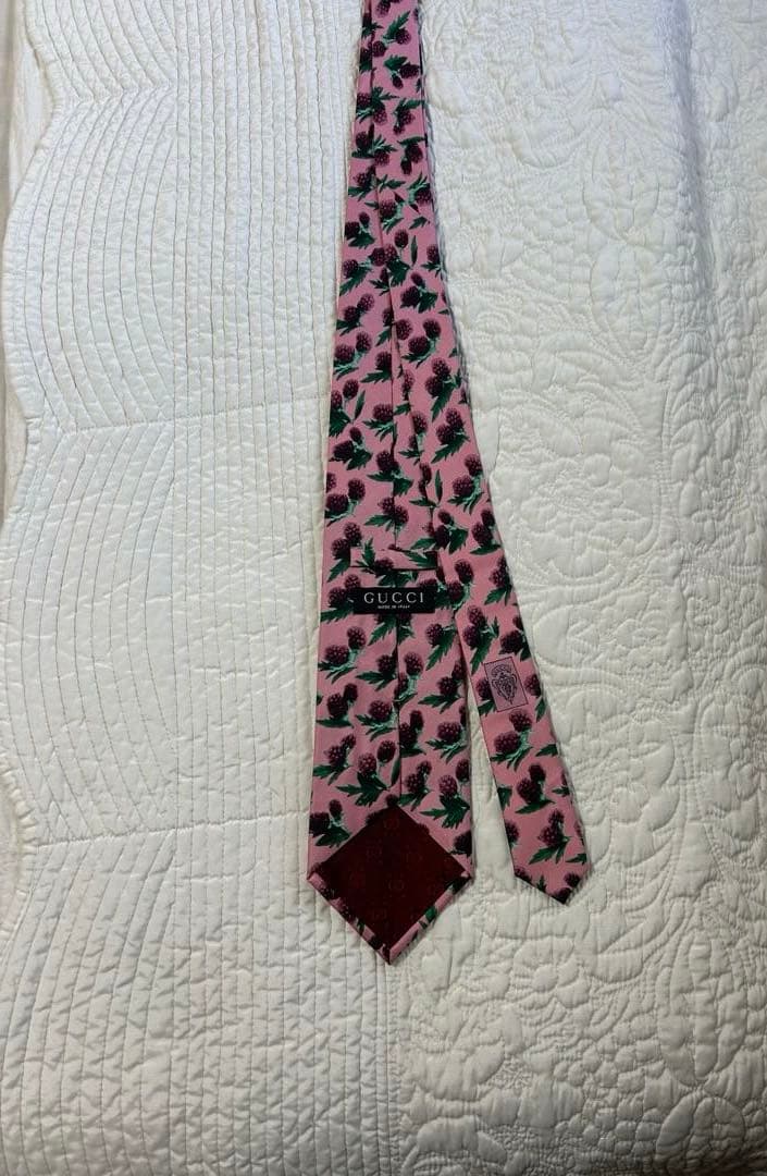イタリア製　GUCCI ピンクカラーラズベリー柄　ネクタイ　シルク
