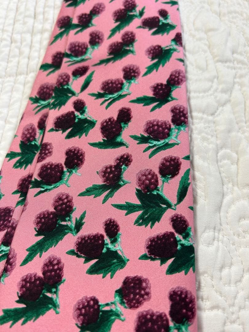 イタリア製　GUCCI ピンクカラーラズベリー柄　ネクタイ　シルク