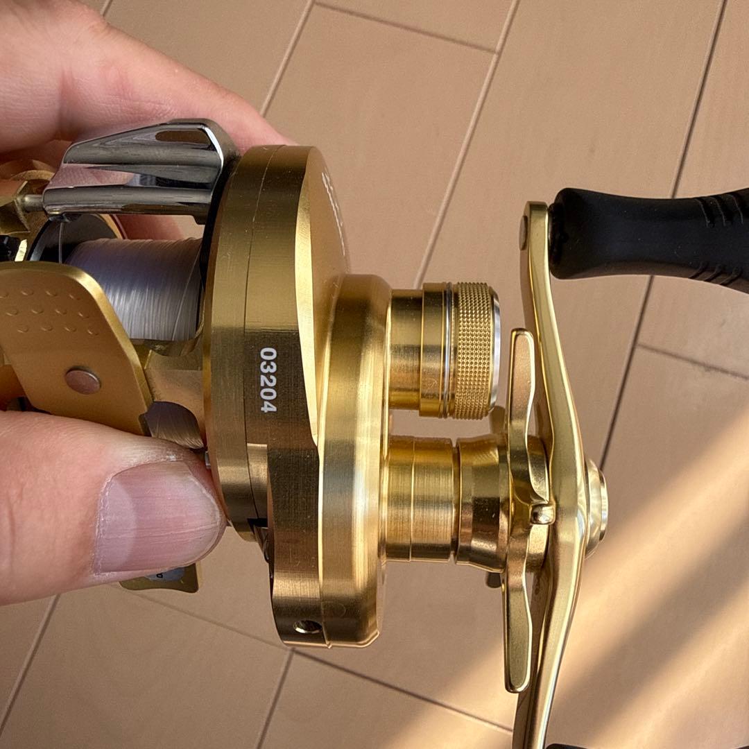 SHIMANO カルカッタコンクエスト200 ベイトリール ゴールド