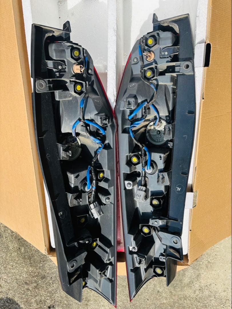 エスクァイア　ノア80系　純正テールランプ