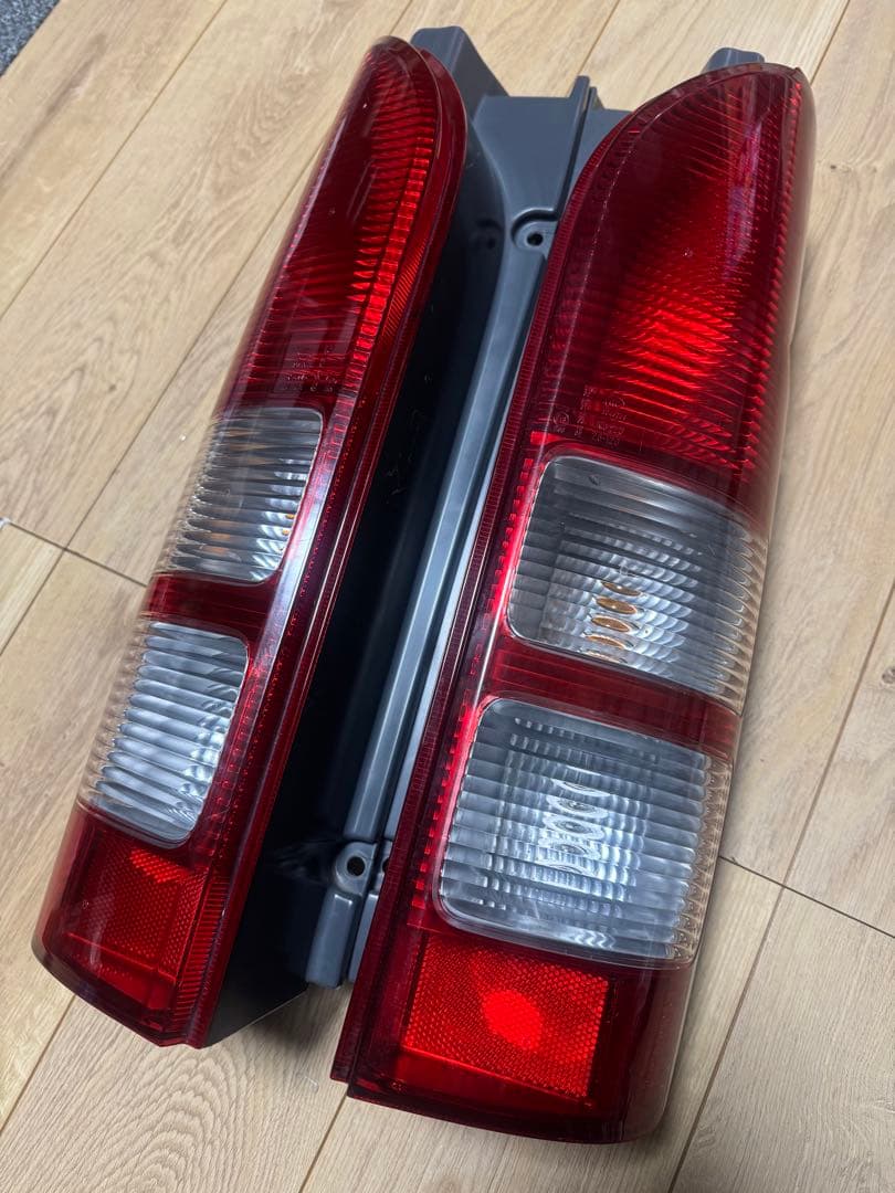 美品200系ハイエース純正テールランプ左右セット ストップランプ