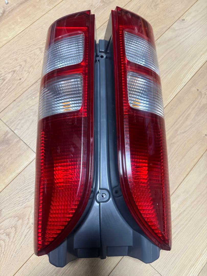 美品200系ハイエース純正テールランプ左右セット ストップランプ