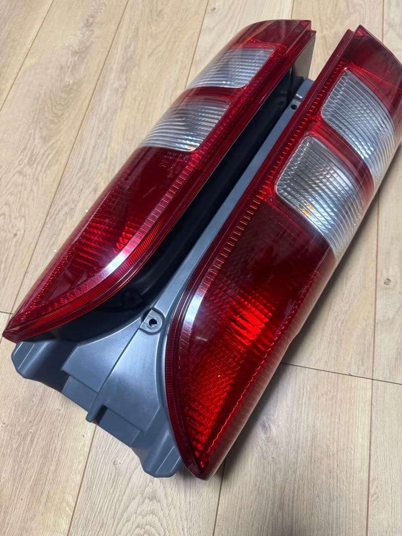 美品200系ハイエース純正テールランプ左右セット ストップランプ