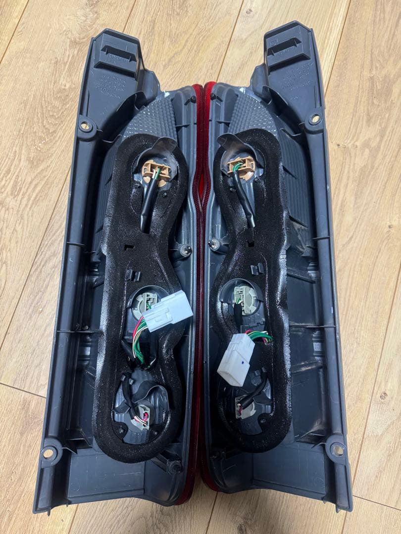 美品200系ハイエース純正テールランプ左右セット ストップランプ