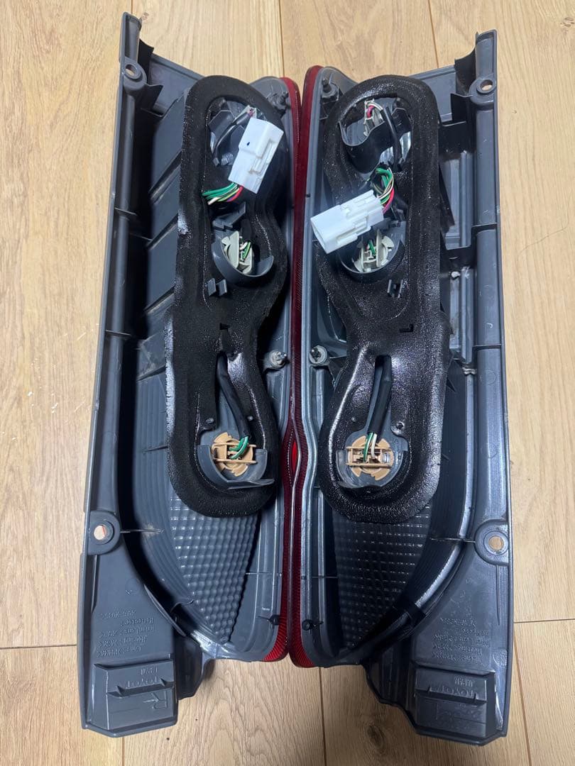 美品200系ハイエース純正テールランプ左右セット ストップランプ
