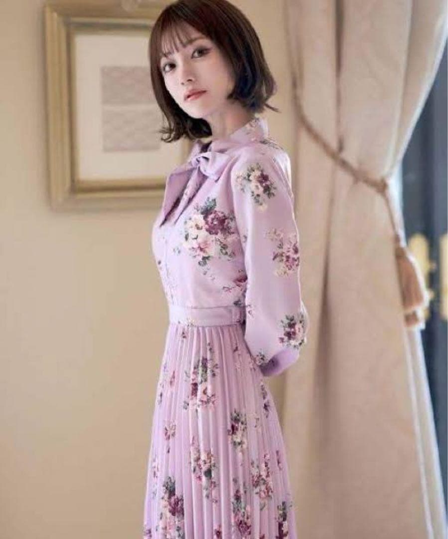 エミリアウィズ フラワープリーツロングワンピース 花柄 M ボウタイ