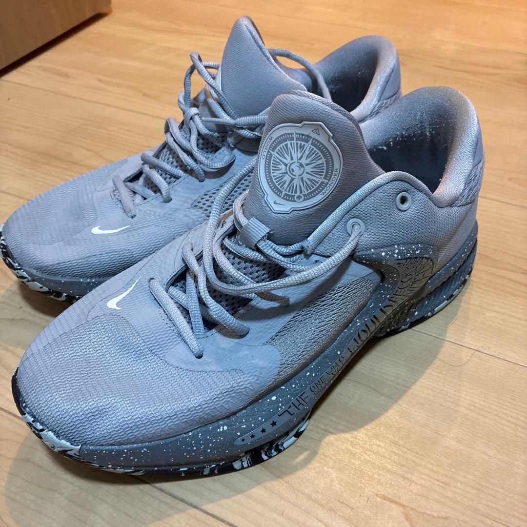 グレー スニーカー スプラッターパターン
