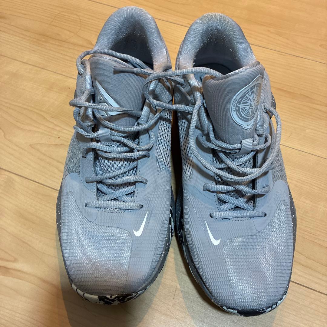グレー スニーカー スプラッターパターン