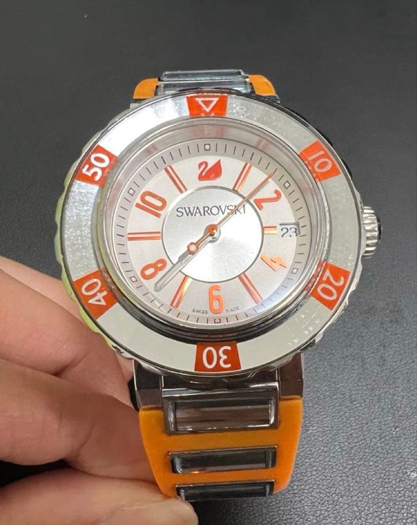 SWAROVSKI オレンジラバーベルト時計