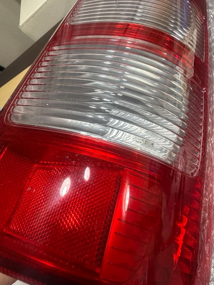 トヨタ　ハイエース　200系　純正　テールランプ　右側