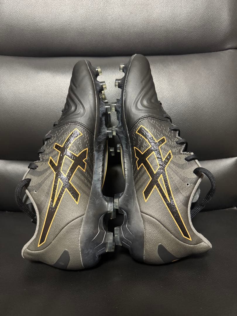 ASICS サッカーシューズ ブラック/ゴールド