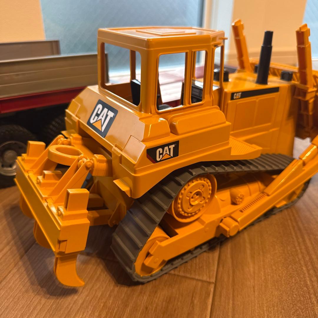 Bruder SCANIA トラック CATブルドーザー