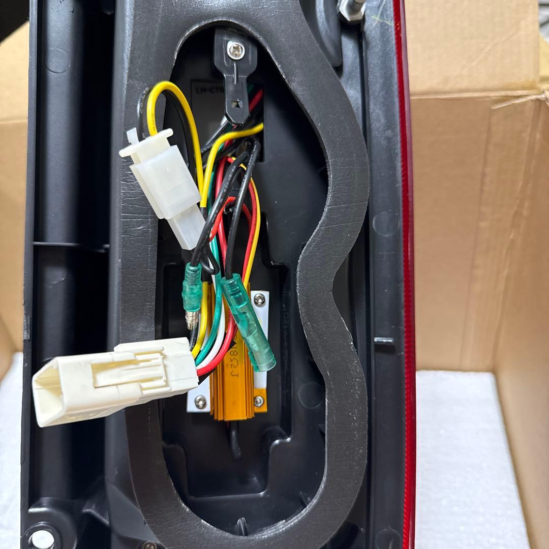 ハイエース200系ヴァレンティ製ジュエルLEDテールランプ「ULTRAΣ」左のみ