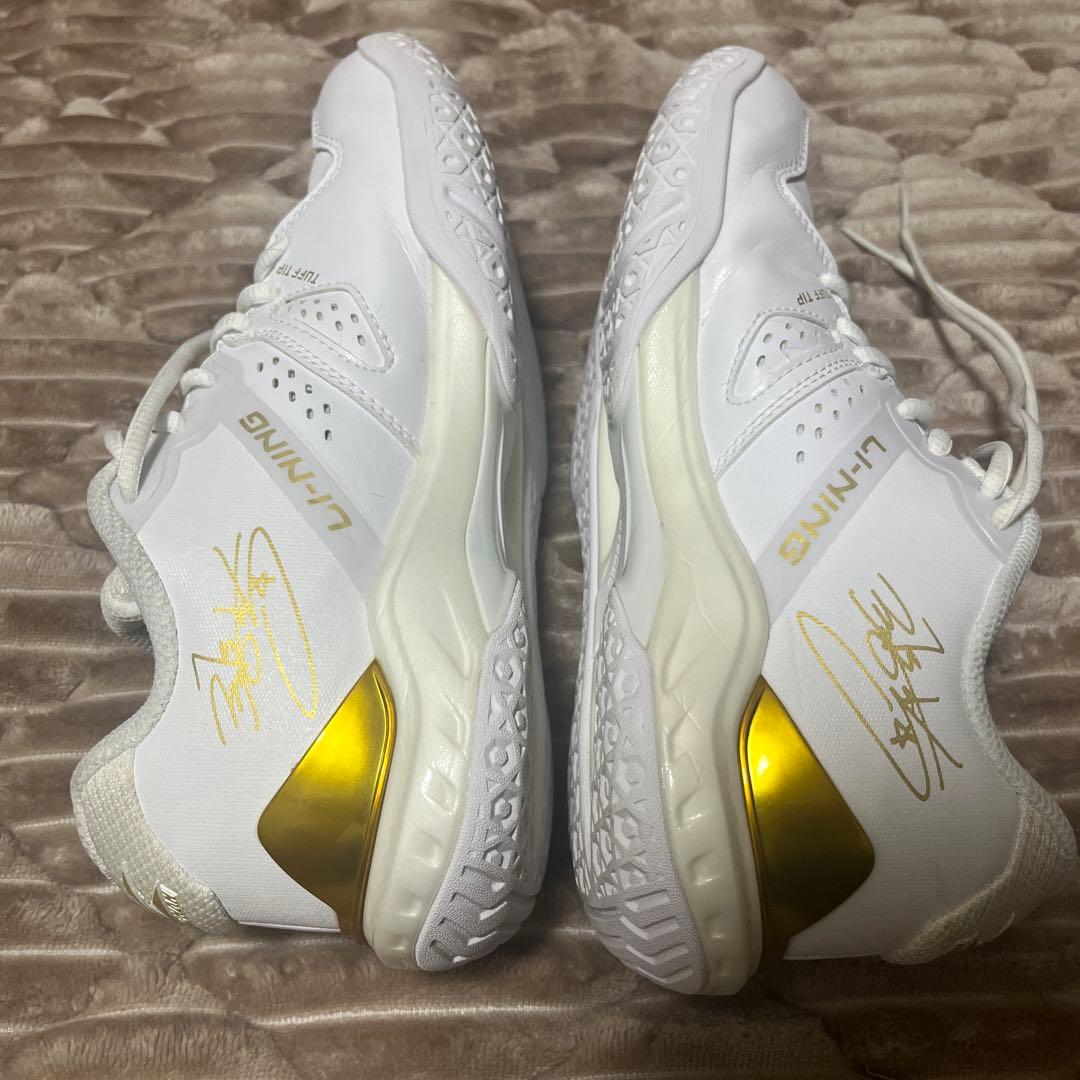 ねこ様【美品】LI-NING バドミントンシューズ AYAS036 24.5cm