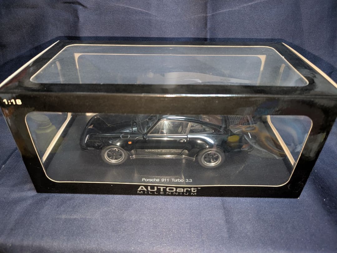 オートアート製1/18ポルシェ 911（930）ターボ 3.3
