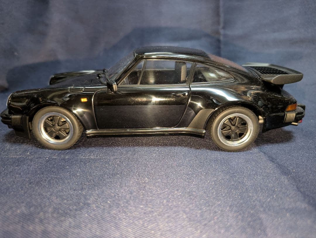 オートアート製1/18ポルシェ 911（930）ターボ 3.3
