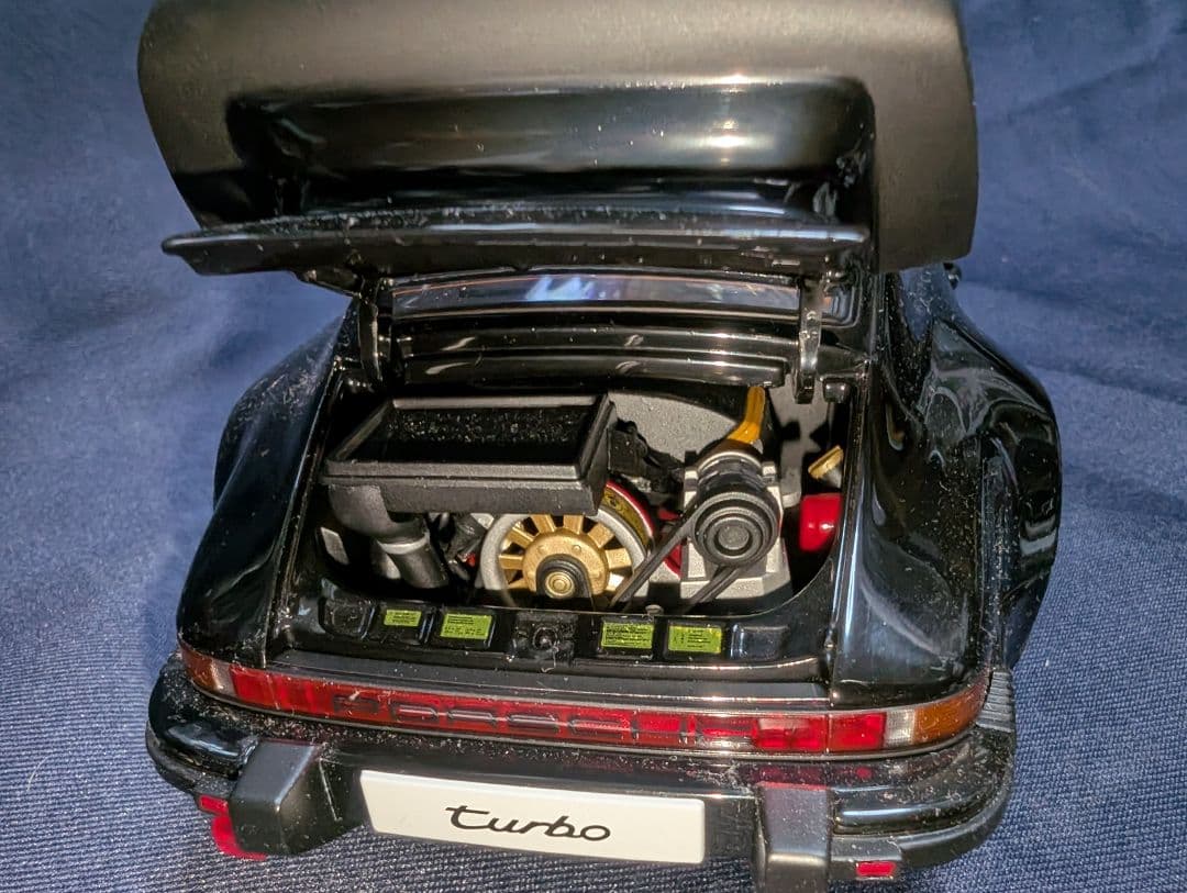 オートアート製1/18ポルシェ 911（930）ターボ 3.3