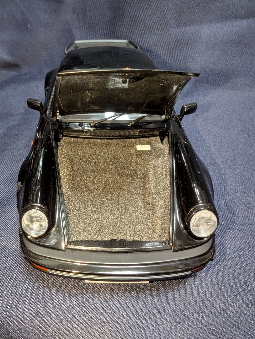 オートアート製1/18ポルシェ 911（930）ターボ 3.3