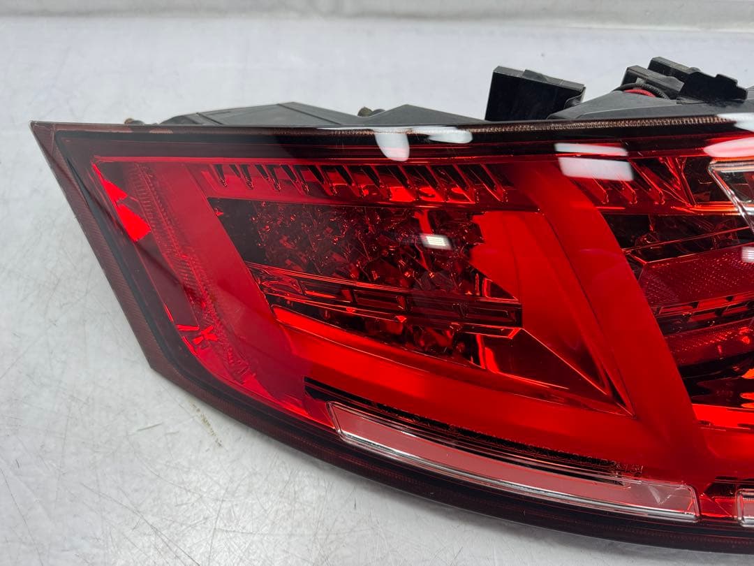 LEDアウディTT RS クーペ 8J 2.0TFSI 左側テールランプ レッド